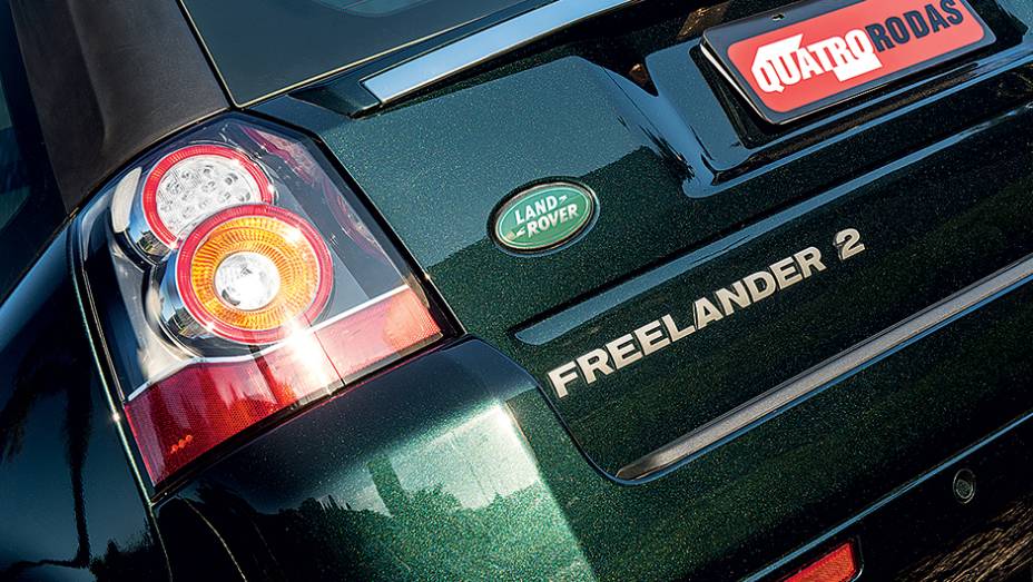 Lanternas redesenhadas dão novo brilho à traseira | <a href="https://quatrorodas.abril.com.br/carros/lancamentos/land-rover-freelander-2-743455.shtml" rel="migration">Leia mais</a>