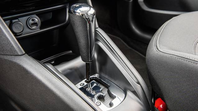 Câmbio automático vem com apenas quatro marchas | <a href="https://quatrorodas.abril.com.br/carros/comparativos/hatches-compactos-premium-743627.shtml" rel="migration">Leia mais</a> Câmbio automático vem com apenas quatro marchas | <a href="https://quatrorodas.abril.com.br/carros/comparativos/hatches-compactos-premium-743627.shtml" rel="migration">Leia mais</a>