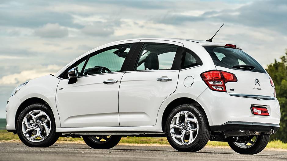 Pe&ccedil;as cromadas deixam o visual da carroceria mais sofisticado | <a href="https://quatrorodas.abril.com.br/carros/comparativos/hatches-compactos-premium-743627.shtml" rel="migration">Leia mais</a>