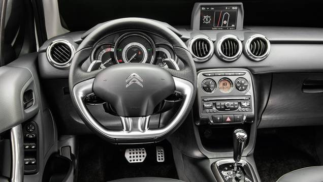 O acabamento do C3 recebeu atenção nos detalhes | <a href="https://quatrorodas.abril.com.br/carros/comparativos/hatches-compactos-premium-743627.shtml" rel="migration">Leia mais</a> O acabamento do C3 recebeu atenção nos detalhes | <a href="https://quatrorodas.abril.com.br/carros/comparativos/hatches-compactos-premium-743627.shtml" rel="migration">Leia mais</a>