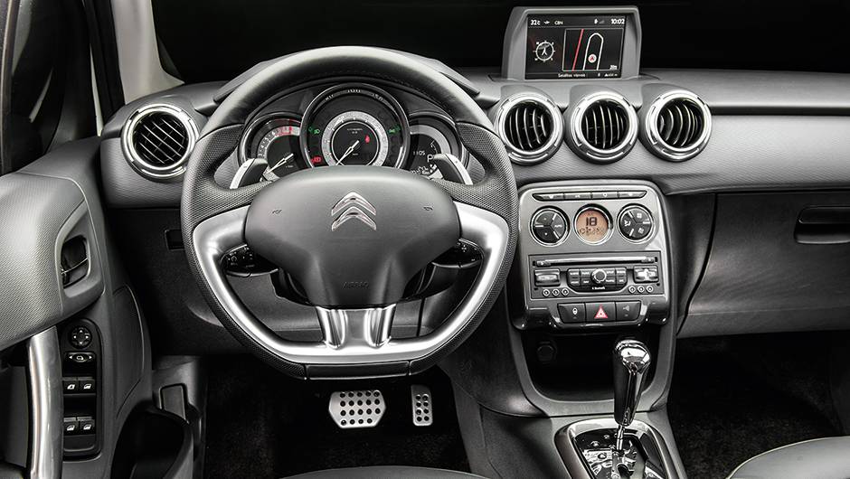 O acabamento do C3 recebeu aten&ccedil;&atilde;o nos detalhes | <a href="https://quatrorodas.abril.com.br/carros/comparativos/hatches-compactos-premium-743627.shtml" rel="migration">Leia mais</a>