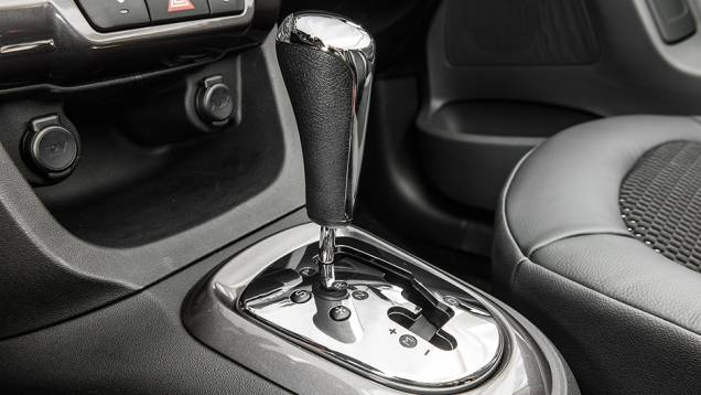 Transmissão sequencial conta com opção "Sport" | <a href="https://quatrorodas.abril.com.br/carros/comparativos/hatches-compactos-premium-743627.shtml" rel="migration">Leia mais</a> Transmissão sequencial conta com opção "Sport" | <a href="https://quatrorodas.abril.com.br/carros/comparativos/hatches-compactos-premium-743627.shtml" rel="migration">Leia mais</a>