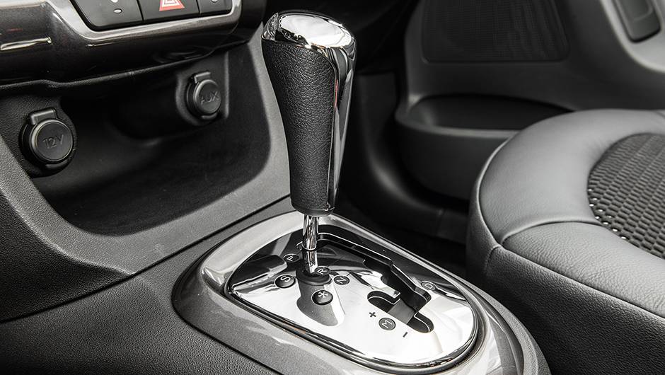 Transmiss&atilde;o sequencial conta com op&ccedil;&atilde;o "Sport" | <a href="https://quatrorodas.abril.com.br/carros/comparativos/hatches-compactos-premium-743627.shtml" rel="migration">Leia mais</a>