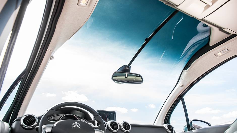O grande para-brisa tem para-sol escamote&aacute;vel | <a href="https://quatrorodas.abril.com.br/carros/comparativos/hatches-compactos-premium-743627.shtml" rel="migration">Leia mais</a>