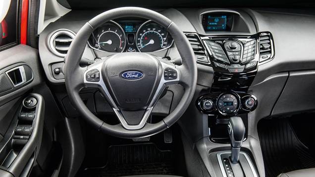 A iluminação é azul, nos instrumentos e no console | <a href="https://quatrorodas.abril.com.br/carros/comparativos/hatches-compactos-premium-743627.shtml" rel="migration">Leia mais</a>