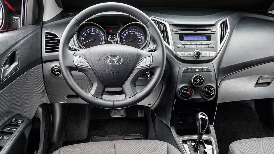 Painel bicolor e ar-condicionado manual de s&eacute;rie | <a href="https://quatrorodas.abril.com.br/carros/comparativos/hatches-compactos-premium-743627.shtml" rel="migration">Leia mais</a>