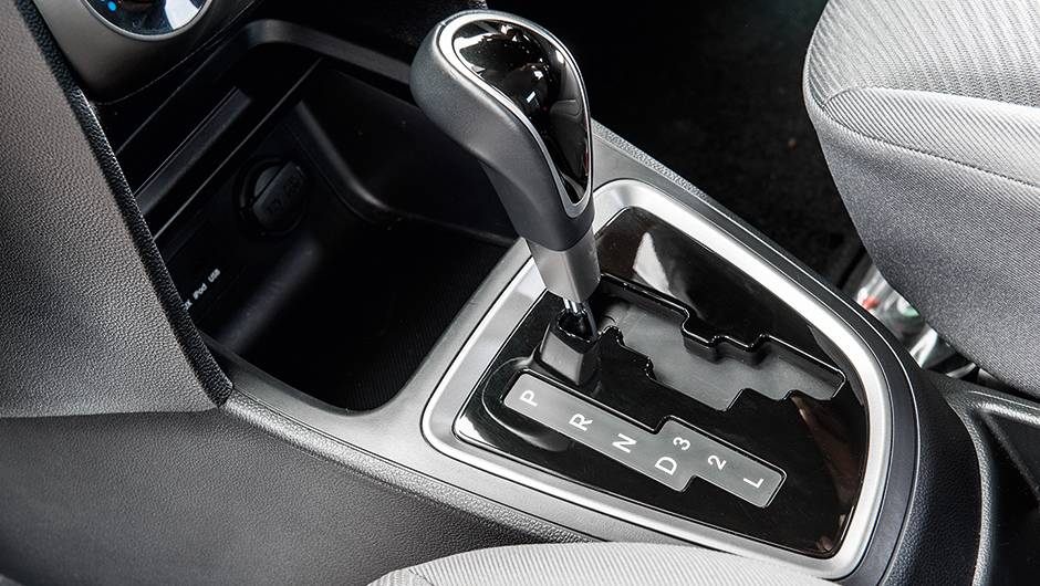Transmiss&atilde;o autom&aacute;tica com quatro marchas | <a href="https://quatrorodas.abril.com.br/carros/comparativos/hatches-compactos-premium-743627.shtml" rel="migration">Leia mais</a>