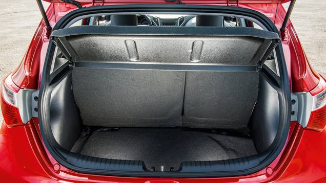 Porta-malas com 300 litros e banco traseiro bipartido | <a href="https://quatrorodas.abril.com.br/carros/comparativos/hatches-compactos-premium-743627.shtml" rel="migration">Leia mais</a> Porta-malas com 300 litros e banco traseiro bipartido | <a href="https://quatrorodas.abril.com.br/carros/comparativos/hatches-compactos-premium-743627.shtml" rel="migration">Leia mais</a>