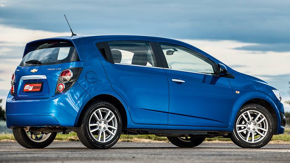 O Sonic tem estilo coreano, mas &eacute; fabricado no M&eacute;xico | <a href="https://quatrorodas.abril.com.br/carros/comparativos/hatches-compactos-premium-743627.shtml" rel="migration">Leia mais</a>