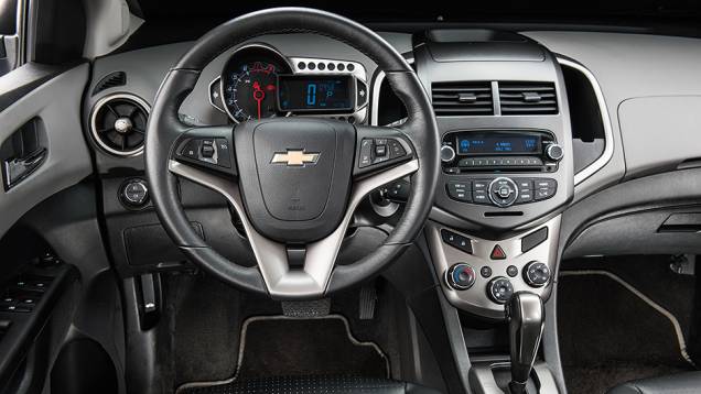 Painel de instrumentos minimalista mas completo | <a href="https://quatrorodas.abril.com.br/carros/comparativos/hatches-compactos-premium-743627.shtml" rel="migration">Leia mais</a> Painel de instrumentos minimalista mas completo | <a href="https://quatrorodas.abril.com.br/carros/comparativos/hatches-compactos-premium-743627.shtml" rel="migration">Leia mais</a>