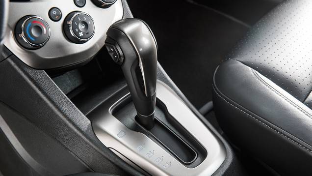 Botão na alavanca serve para trocas no modo manual | <a href="https://quatrorodas.abril.com.br/carros/comparativos/hatches-compactos-premium-743627.shtml" rel="migration">Leia mais</a> Botão na alavanca serve para trocas no modo manual | <a href="https://quatrorodas.abril.com.br/carros/comparativos/hatches-compactos-premium-743627.shtml" rel="migration">Leia mais</a>