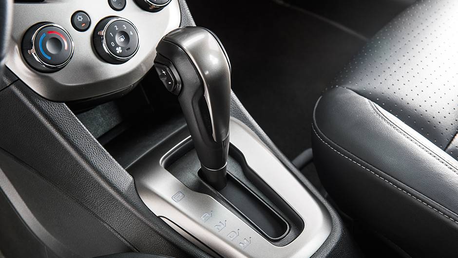 Bot&atilde;o na alavanca serve para trocas no modo manual | <a href="https://quatrorodas.abril.com.br/carros/comparativos/hatches-compactos-premium-743627.shtml" rel="migration">Leia mais</a>