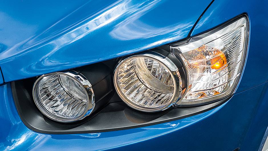 Nos far&oacute;is, cada projetor tem sua pr&oacute;pria lente | <a href="https://quatrorodas.abril.com.br/carros/comparativos/hatches-compactos-premium-743627.shtml" rel="migration">Leia mais</a>