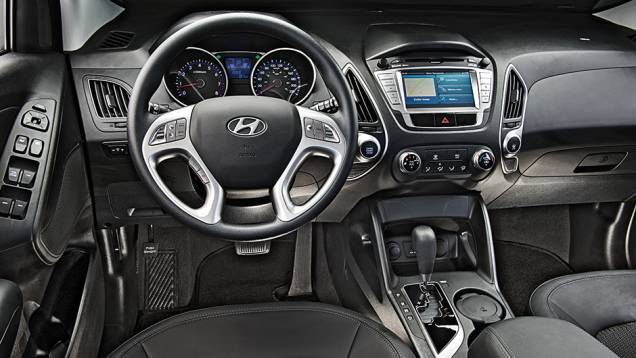 Visual elegante tenta camuflar menor rigor no acabamento | <a href="https://quatrorodas.abril.com.br/carros/comparativos/honda-cr-v-x-hyundai-ix35-744731.shtml" rel="migration">Leia mais</a>