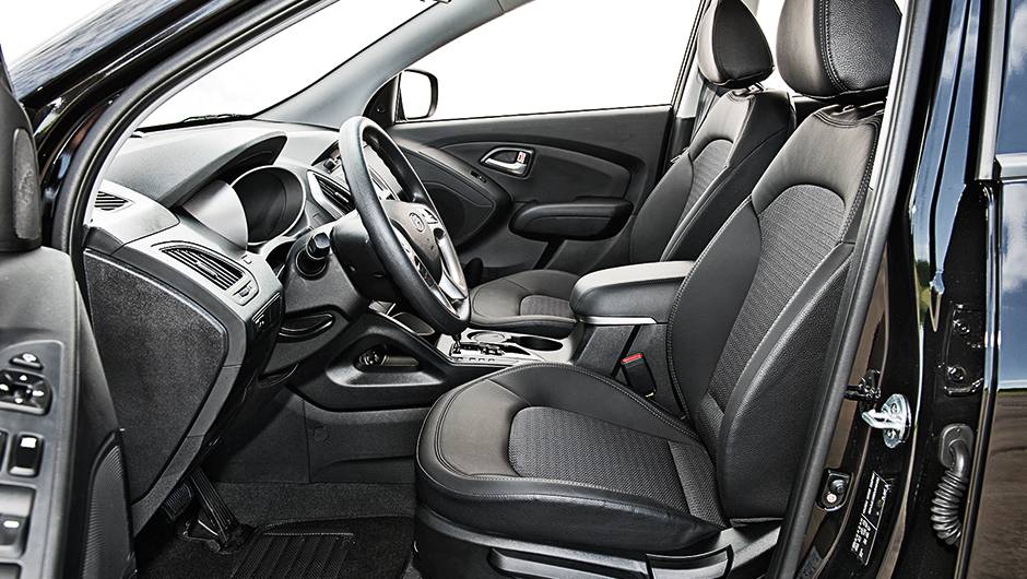 Abas laterais no encosto d&atilde;o suporte ao corpo em curvas | <a href="https://quatrorodas.abril.com.br/carros/comparativos/honda-cr-v-x-hyundai-ix35-744731.shtml" rel="migration">Leia mais</a>
