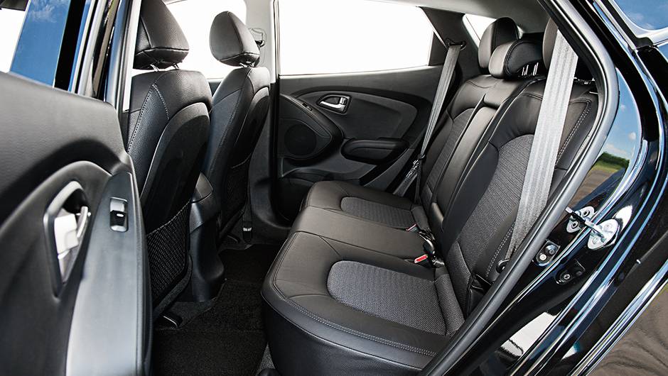 Atr&aacute;s, espa&ccedil;o para os p&eacute;s &eacute; menor,... | <a href="https://quatrorodas.abril.com.br/carros/comparativos/honda-cr-v-x-hyundai-ix35-744731.shtml" rel="migration">Leia mais</a>