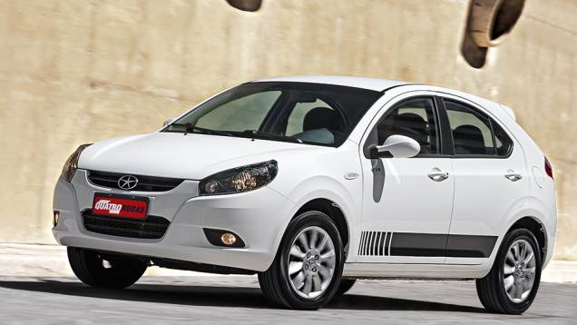 J3 S: faróis com máscara negra e adesivos laterais | <a href="https://quatrorodas.abril.com.br/carros/comparativos/jac-j3-1-5-s-x-chery-celer-1-5-744920.shtml" rel="migration">Leia mais</a> J3 S: faróis com máscara negra e adesivos laterais | <a href="https://quatrorodas.abril.com.br/carros/comparativos/jac-j3-1-5-s-x-chery-celer-1-5-744920.shtml" rel="migration">Leia mais</a>