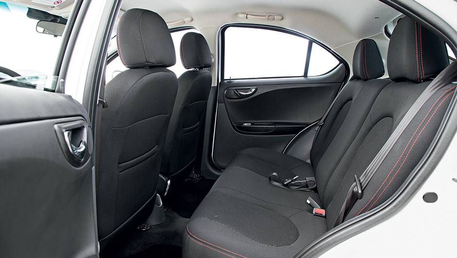 Atr&aacute;s, apoios altos atrapalham a vis&atilde;o | <a href="https://quatrorodas.abril.com.br/carros/comparativos/jac-j3-1-5-s-x-chery-celer-1-5-744920.shtml" rel="migration">Leia mais</a>