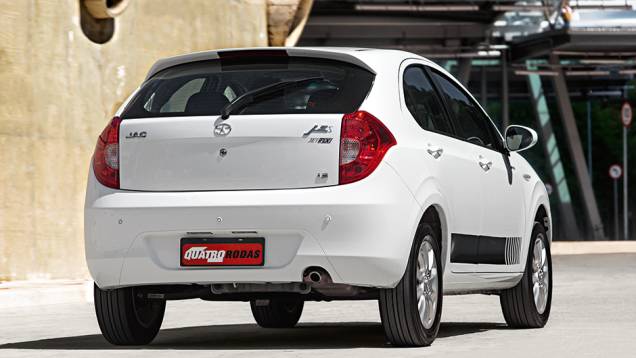 Sensor de estacionamento é item de série no JAC J3 | <a href="https://quatrorodas.abril.com.br/carros/comparativos/jac-j3-1-5-s-x-chery-celer-1-5-744920.shtml" rel="migration">Leia mais</a> Sensor de estacionamento é item de série no JAC J3 | <a href="https://quatrorodas.abril.com.br/carros/comparativos/jac-j3-1-5-s-x-chery-celer-1-5-744920.shtml" rel="migration">Leia mais</a>