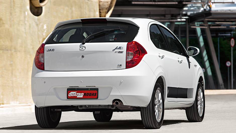 Sensor de estacionamento &eacute; item de s&eacute;rie no JAC J3 | <a href="https://quatrorodas.abril.com.br/carros/comparativos/jac-j3-1-5-s-x-chery-celer-1-5-744920.shtml" rel="migration">Leia mais</a>