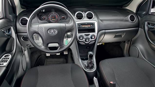 Volante de quatro raios e saídas de ventilação têm detalhes cromados | <a href="https://quatrorodas.abril.com.br/carros/comparativos/jac-j3-1-5-s-x-chery-celer-1-5-744920.shtml" rel="migration">Leia mais</a> Volante de quatro raios e saídas de ventilação têm detalhes cromados | <a href="https://quatrorodas.abril.com.br/carros/comparativos/jac-j3-1-5-s-x-chery-celer-1-5-744920.shtml" rel="migration">Leia mais</a>