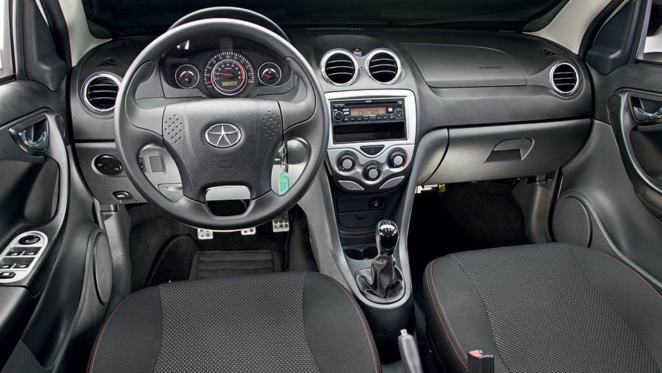 Volante de quatro raios e saídas de ventilação têm detalhes cromados | <a href="https://quatrorodas.abril.com.br/carros/comparativos/jac-j3-1-5-s-x-chery-celer-1-5-744920.shtml" rel="migration">Leia mais</a> Volante de quatro raios e saídas de ventilação têm detalhes cromados | <a href="https://quatrorodas.abril.com.br/carros/comparativos/jac-j3-1-5-s-x-chery-celer-1-5-744920.shtml" rel="migration">Leia mais</a>