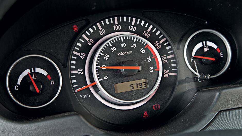 Formato do painel lembra o do Fox antigo | <a href="https://quatrorodas.abril.com.br/carros/comparativos/jac-j3-1-5-s-x-chery-celer-1-5-744920.shtml" rel="migration">Leia mais</a> Formato do painel lembra o do Fox antigo | <a href="https://quatrorodas.abril.com.br/carros/comparativos/jac-j3-1-5-s-x-chery-celer-1-5-744920.shtml" rel="migration">Leia mais</a>