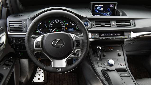 Acabamento de couro e alumínio | <a href="https://quatrorodas.abril.com.br/carros/lancamentos/lexus-ct-200h-f-sport-743425.shtml" rel="migration">Leia mais</a> Acabamento de couro e alumínio | <a href="https://quatrorodas.abril.com.br/carros/lancamentos/lexus-ct-200h-f-sport-743425.shtml" rel="migration">Leia mais</a>