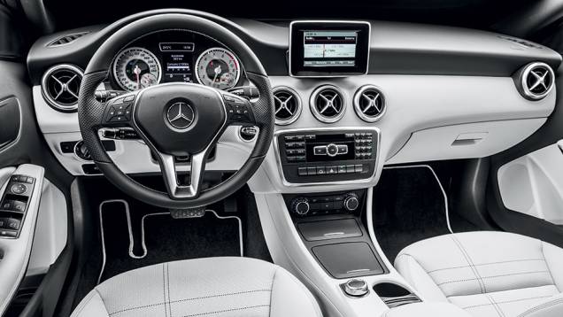 Difusores de ar tipo turbina, painel esportivo e câmbio com borboletas no volante: estilo jovial | <a href="https://quatrorodas.abril.com.br/carros/testes/mercedes-benz-200-urban-742618.shtml" rel="migration">Leia mais</a>