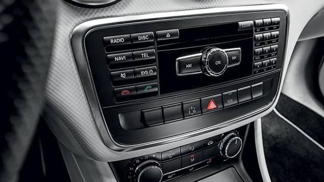 Rádio tem teclas separadas do visor | <a href="https://quatrorodas.abril.com.br/carros/testes/mercedes-benz-200-urban-742618.shtml" rel="migration">Leia mais</a>