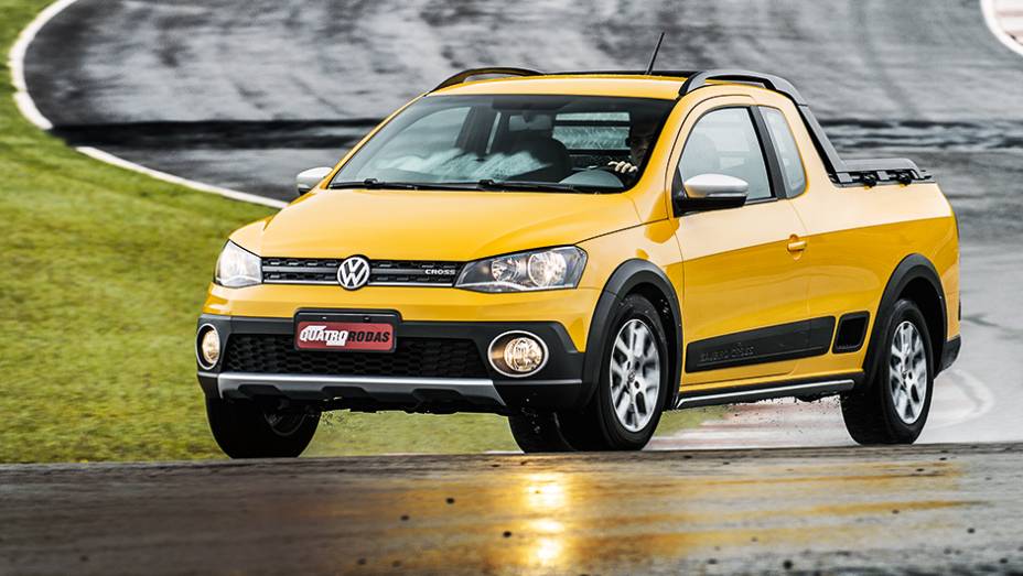 Saveiro é boa de curvas, mesmo com pneus de uso misto | <a href="https://quatrorodas.abril.com.br/carros/lancamentos/vw-saveiro-cross-2014-743387.shtml" rel="migration">Leia mais</a>