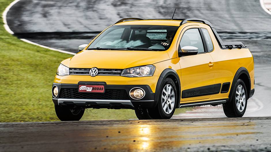 Saveiro &eacute; boa de curvas, mesmo com pneus de uso misto | <a href="https://quatrorodas.abril.com.br/carros/lancamentos/vw-saveiro-cross-2014-743387.shtml" rel="migration">Leia mais</a>