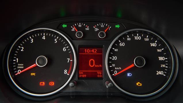 Display digital trocou a cor branca pelo âmbar | <a href="https://quatrorodas.abril.com.br/carros/lancamentos/vw-saveiro-cross-2014-743387.shtml" rel="migration">Leia mais</a> Display digital trocou a cor branca pelo âmbar | <a href="https://quatrorodas.abril.com.br/carros/lancamentos/vw-saveiro-cross-2014-743387.shtml" rel="migration">Leia mais</a>