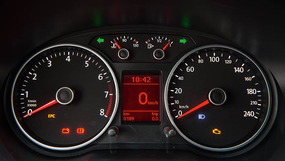 Display digital trocou a cor branca pelo âmbar | <a href="https://quatrorodas.abril.com.br/carros/lancamentos/vw-saveiro-cross-2014-743387.shtml" rel="migration">Leia mais</a> Display digital trocou a cor branca pelo âmbar | <a href="https://quatrorodas.abril.com.br/carros/lancamentos/vw-saveiro-cross-2014-743387.shtml" rel="migration">Leia mais</a>
