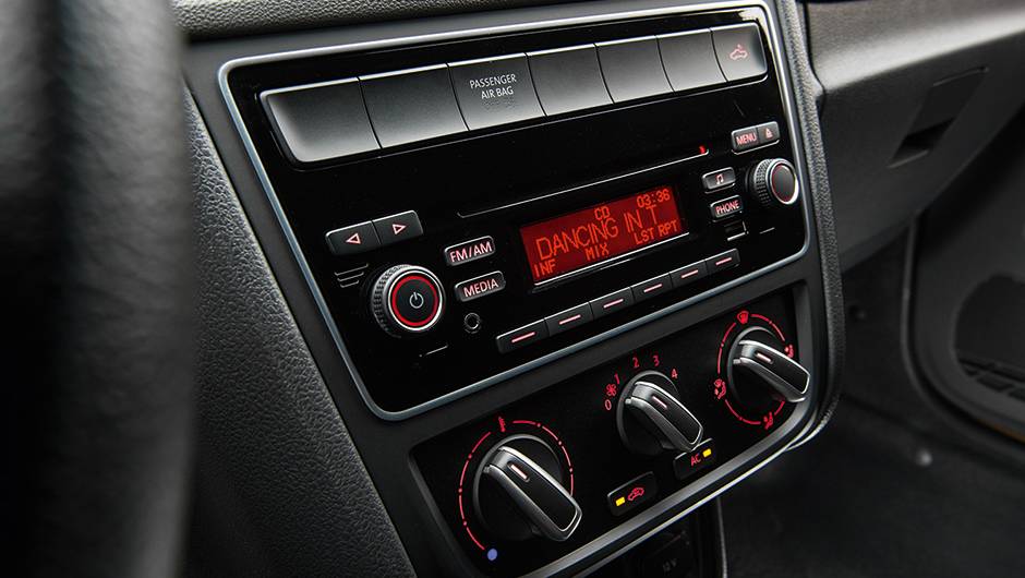 O r&aacute;dio agora mostra gr&aacute;fico do sensor de r&eacute; | <a href="https://quatrorodas.abril.com.br/carros/lancamentos/vw-saveiro-cross-2014-743387.shtml" rel="migration">Leia mais</a>