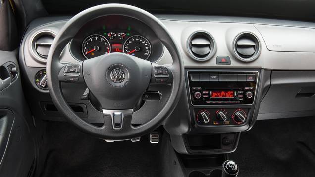 Atualização trocou os direcionadores das saídas de ar e os botões do sistema de ventilação | <a href="https://quatrorodas.abril.com.br/carros/lancamentos/vw-saveiro-cross-2014-743387.shtml" rel="migration">Leia mais</a> Atualização trocou os direcionadores das saídas de ar e os botões do sistema de ventilação | <a href="https://quatrorodas.abril.com.br/carros/lancamentos/vw-saveiro-cross-2014-743387.shtml" rel="migration">Leia mais</a>