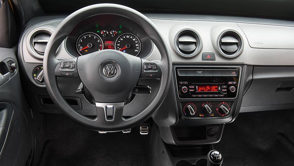 Atualiza&ccedil;&atilde;o trocou os direcionadores das sa&iacute;das de ar e os bot&otilde;es do sistema de ventila&ccedil;&atilde;o | <a href="https://quatrorodas.abril.com.br/carros/lancamentos/vw-saveiro-cross-2014-743387.shtml" rel="migration">Leia mais</a>