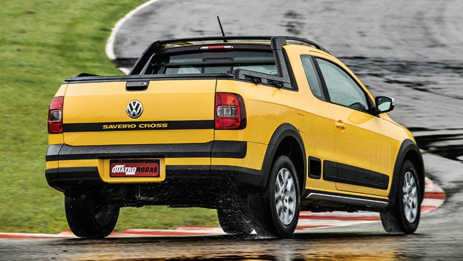 Na parte traseira, o nome da versão passou a ser embutida em um adesivo preto horizontal | <a href="https://quatrorodas.abril.com.br/carros/lancamentos/vw-saveiro-cross-2014-743387.shtml" rel="migration">Leia mais</a>