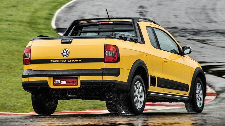 Na parte traseira, o nome da vers&atilde;o passou a ser embutida em um adesivo preto horizontal | <a href="https://quatrorodas.abril.com.br/carros/lancamentos/vw-saveiro-cross-2014-743387.shtml" rel="migration">Leia mais</a>
