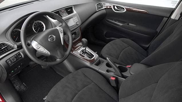 Na versão SL, o câmbio é CVT; a básica S vem com um manual de seis marchas | <a href="https://quatrorodas.abril.com.br/carros/impressoes/nissan-sentra-1-8-744751.shtml" rel="migration">Leia mais</a>