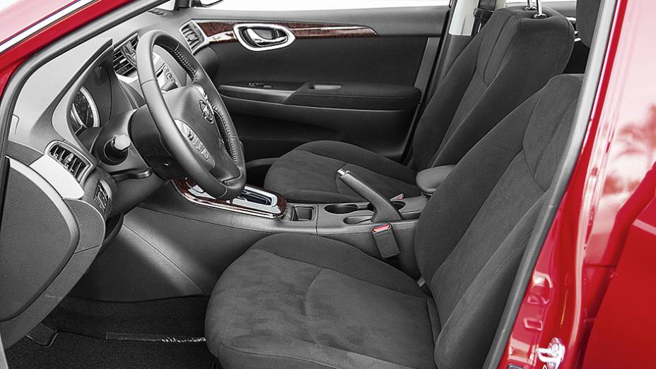 O Sentra tem mais espaço interno que o irmão Altima, de categoria superior | <a href="https://quatrorodas.abril.com.br/carros/impressoes/nissan-sentra-1-8-744751.shtml" rel="migration">Leia mais</a>