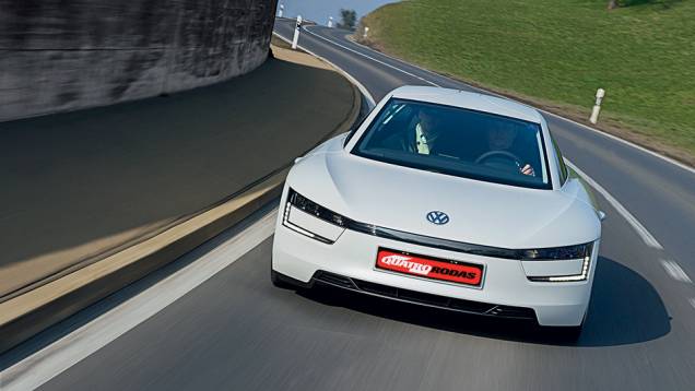 Motor diesel é traseiro, mas o ar é captado sob o para-choque | <a href="https://quatrorodas.abril.com.br/carros/impressoes/volkswagen-xl1-744382.shtml" rel="migration">Leia mais</a>