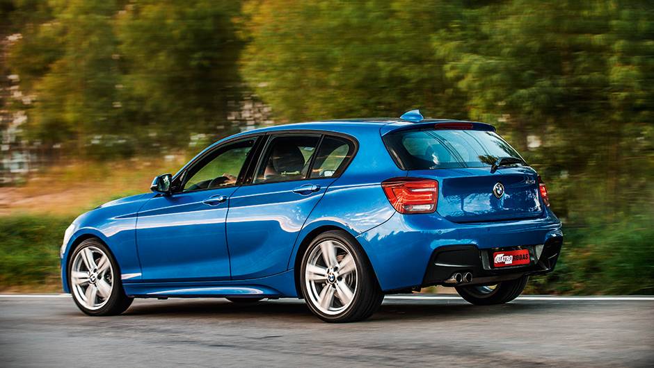 Rodas Motorsport aro 18, saias aerodin&acirc;micas e ponteira dupla de escapamento s&atilde;o itens exclusivos da vers&atilde;o 125i | <a href="https://quatrorodas.abril.com.br/carros/testes/bmw-125i-m-sport-748254.shtml" rel="migration">Leia mais</a>