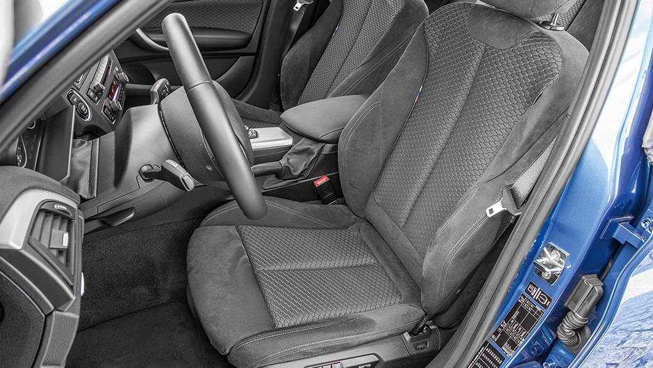 Banco esportivo com ajuste el&eacute;trico | <a href="https://quatrorodas.abril.com.br/carros/testes/bmw-125i-m-sport-748254.shtml" rel="migration">Leia mais</a>