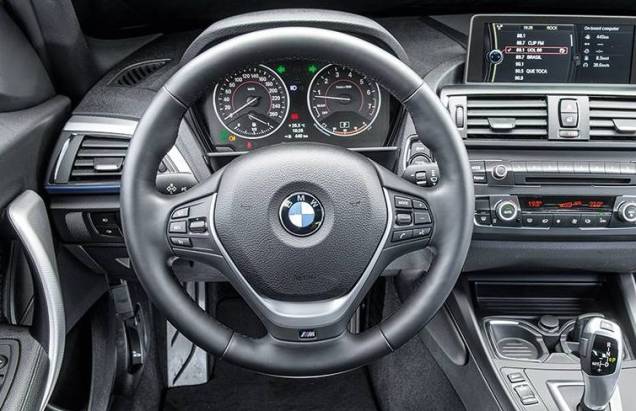 A letra "M" no raio do volante identifica o estilo da versão | <a href="https://quatrorodas.abril.com.br/carros/testes/bmw-125i-m-sport-748254.shtml" rel="migration">Leia mais</a>