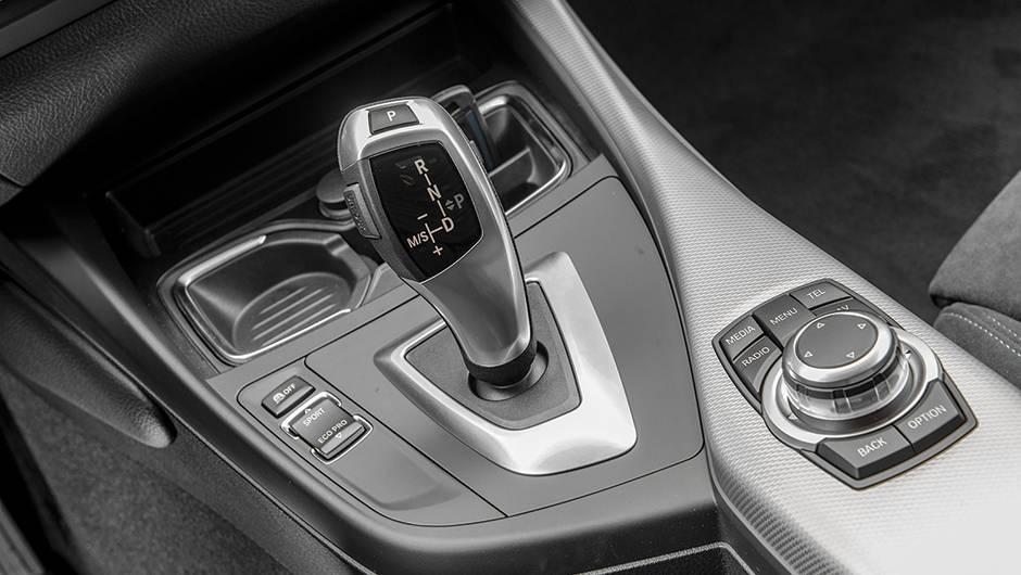 C&acirc;mbio autom&aacute;tico tem 8 marchas | <a href="https://quatrorodas.abril.com.br/carros/testes/bmw-125i-m-sport-748254.shtml" rel="migration">Leia mais</a>