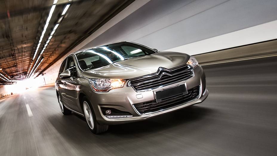 Sucessor do C4 Pallas, o C4 Lounge foi originalmente lançado na China | <a href="https://quatrorodas.abril.com.br/carros/lancamentos/citroen-c4-lounge-749737.shtml" rel="migration">Saiba mais sobre o C4 Lounge</a> | <a href="https://quatrorodas.abril.com.br/carros/impresso" rel="migration"></a>