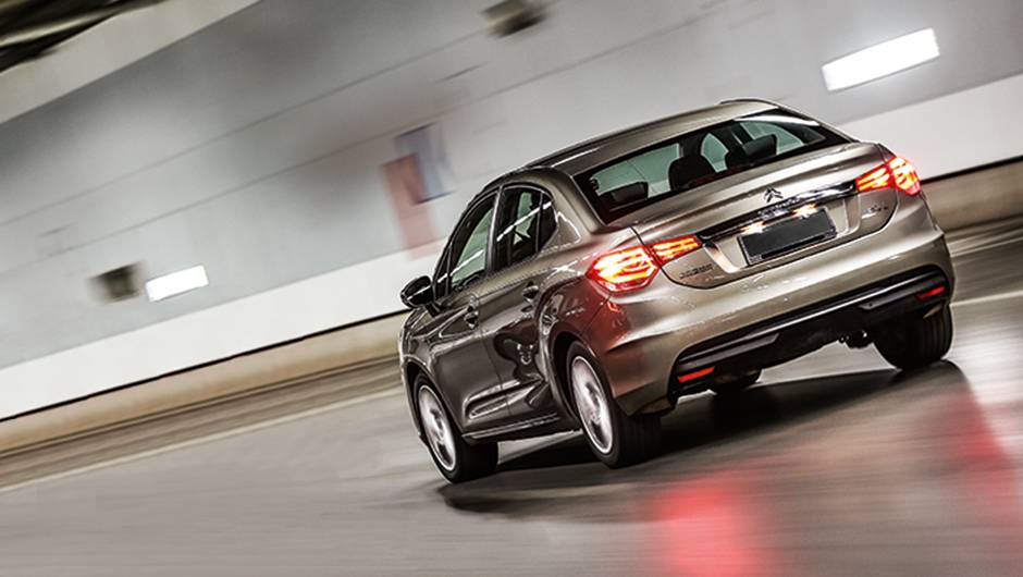 Seu entre-eixos &eacute; 11 cm maior que o do Corolla | <a href="https://quatrorodas.abril.com.br/carros/lancamentos/citroen-c4-lounge-749737.shtml" rel="migration">Saiba mais sobre o C4 Lounge</a> | <a href="https://quatrorodas.abril.com.br/carros/impressoes/citroen-c4-l-1-6-thp" rel="migration"></a>