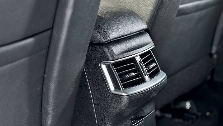 N&atilde;o ter&aacute; ajuste da ventila&ccedil;&atilde;o traseira, mas manter&aacute; as sa&iacute;das de ar atr&aacute;s | <a href="https://quatrorodas.abril.com.br/carros/lancamentos/citroen-c4-lounge-749737.shtml" rel="migration">Saiba mais sobre o C4 Lounge</a> | <a href="https://quatrorodas.abril.com.br/carros/impr" rel="migration"></a>