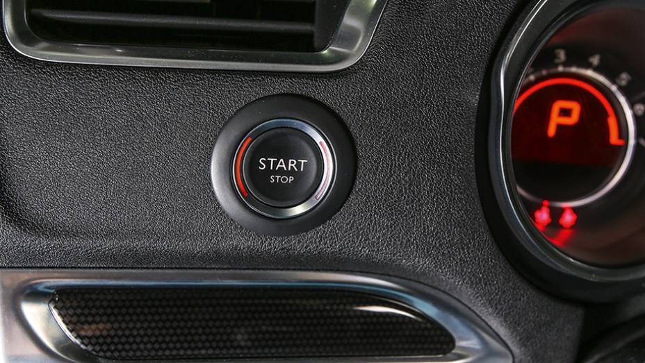 Versão topo-de-linha traz partida do motor no botão | <a href="https://quatrorodas.abril.com.br/carros/lancamentos/citroen-c4-lounge-749737.shtml" rel="migration">Saiba mais sobre o C4 Lounge</a> | <a href="https://quatrorodas.abril.com.br/carros/impressoes/citroen-c4-l-1-" rel="migration"></a>